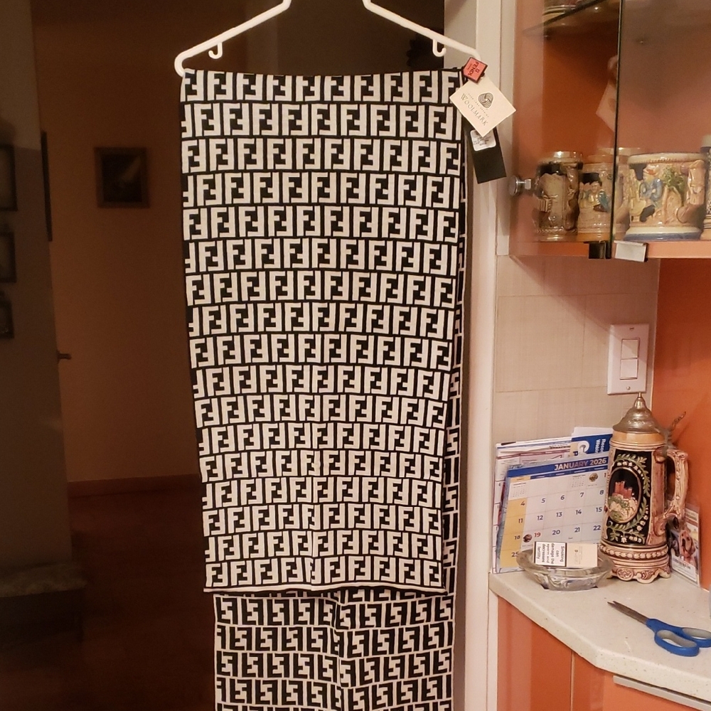 Fendi NEW,WOOL. Black and White Logo SCARF